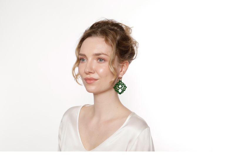 Grüne Ohrringe mit Rosestecker aus der Bora bora Kollektion von Romy North