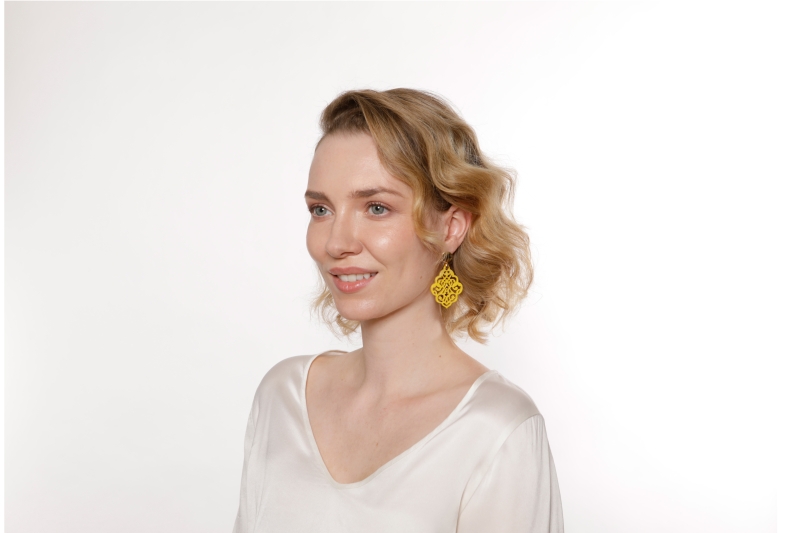 Gelbe Ohrringe mit Ornamenten aus Horn aus der Kuba Kollektion von Romy North