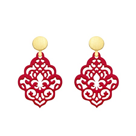 Frische, rote Ohrringe hängend aus federleichtem Horn mit verspielten Ornamenten mit matten Goldstecker aus der Kuba Kollektion von Romy North