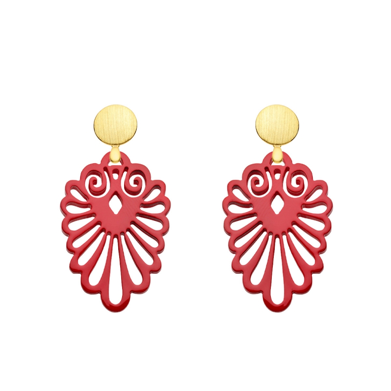 Ohrringe rot aus Horn mit matten Ohrstecker in Gold und mit Ornamenten aus der Sumatra Kollektion von Romy North