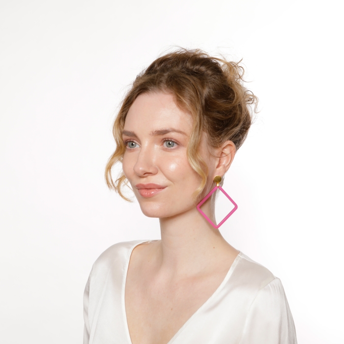 Eckige Ohrringe in puristischer Form in Pink mit Goldstecker von Romy North