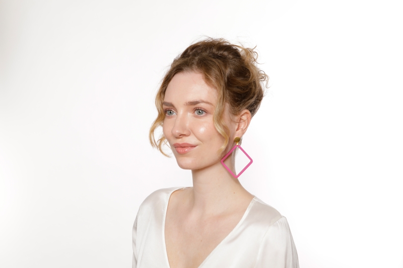 Eckige Ohrringe in puristischer Form in Pink mit Goldstecker von Romy North