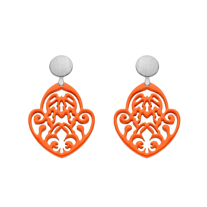 Geschnitzte Ohrringe Damen in Orange aus Horn mit matte Silberstecker von Romy North