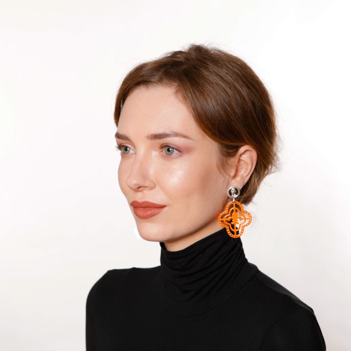 Ohrringe Damen Horn mit Fleur de Lis in Orange und Ohrstecker Münze