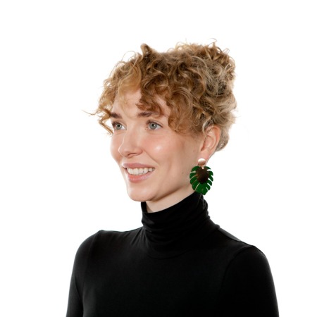 Trend Ohrringe in Grün aus Horn mit kleinem Blatt aus der Panay Kollektion von Romy North