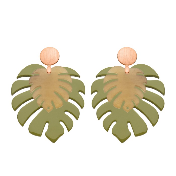 Trend Ohrringe in Form von Blätter in Olivgrün mit Silberstecker von Romy North