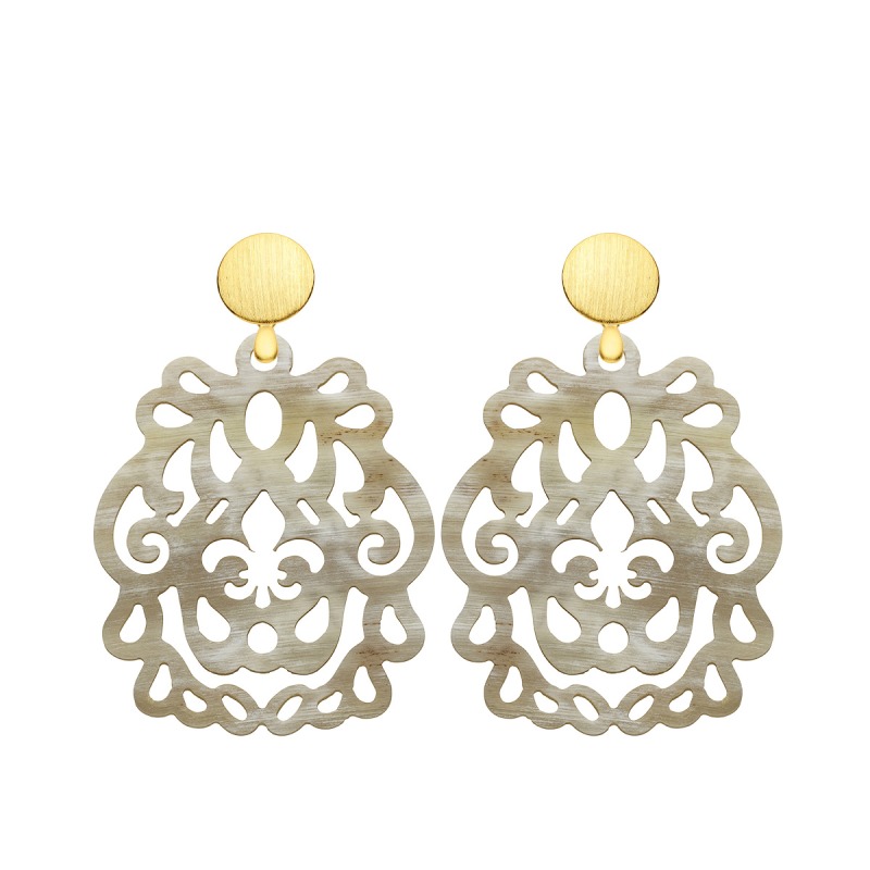 Statement Ohrringe Horn mit geschnitztem Muster und Fleur de Lis und runde Ohrstecker in satiniertem Gold aus der Bali Kollektion von Romy North