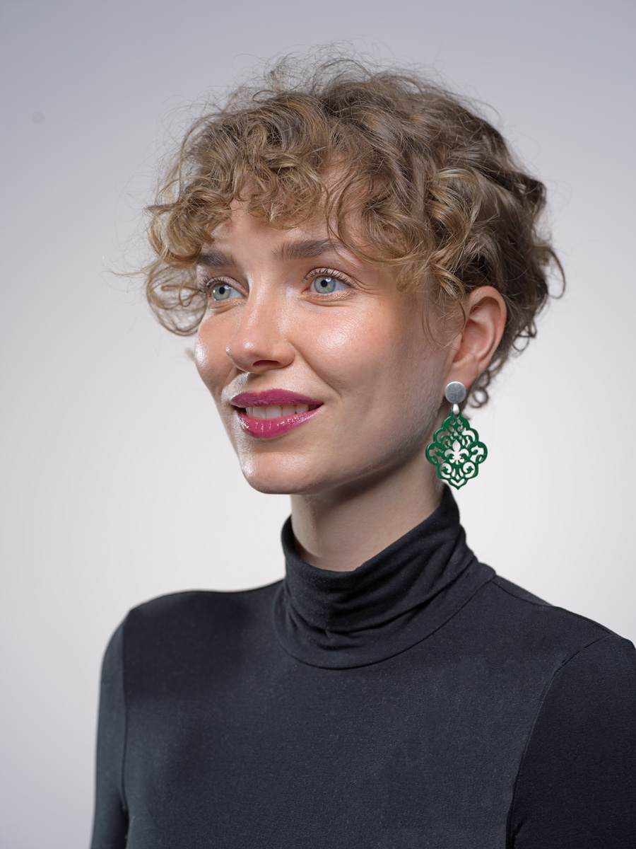 Ohrringe Damen Grün aus Horn mit Ornamenten aus der Kuba Kollektion von Romy North