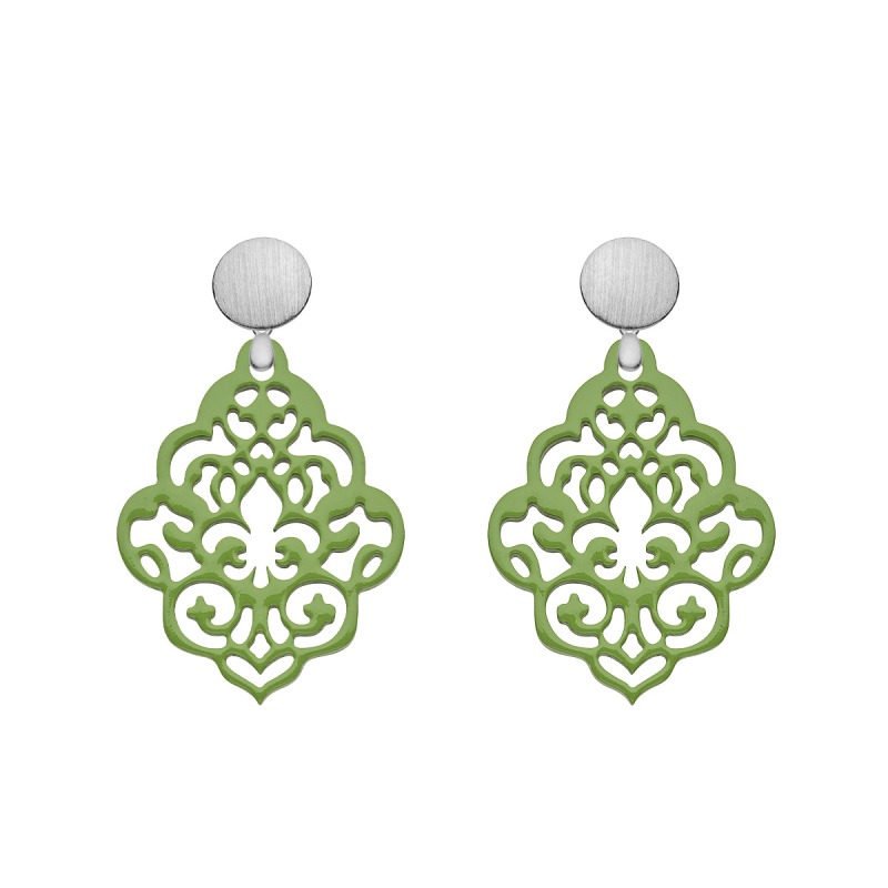 Ornament Ohrringe Grün aus Horn mit Fleur de Lis und runde satinierte Ohrstecker aus Silber von Romy North