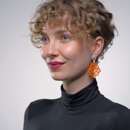Orange Ohrringe mit Ornamenten aus Horn mit Ohrstecker Silber aus der Kuba Kollektion von Romy North