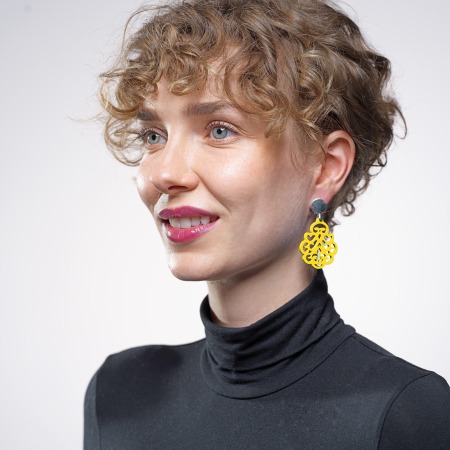 Ohrringe gelb mit Ornamenten aus Horn aus der Reunion Kollektion von Romy North