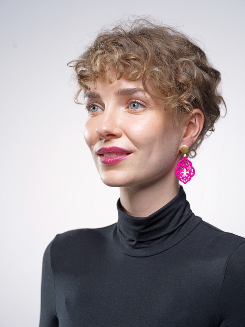 Pinke Ohrringe mit Ornamenten aus Horn und Ohrstecker Gold von Romy North