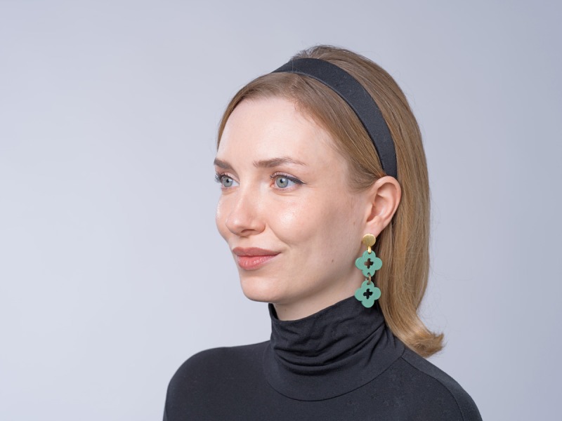 Trend Ohrringe Damen in Grün aus Horn aus der Malolo Kollektion mit Ohrstecker Silber von Romy North