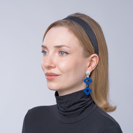 Trend Ohrringe Blau mit Blume aus Horn mit Ohrstecker Silber aus der Malolo Kollektion von Romy North