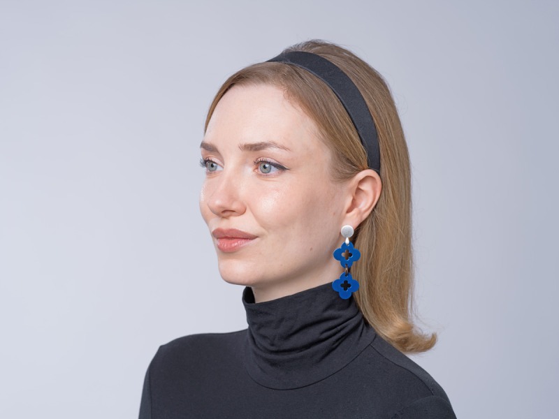 Trend Ohrringe Blau mit Blume aus Horn mit Ohrstecker Silber aus der Malolo Kollektion von Romy North