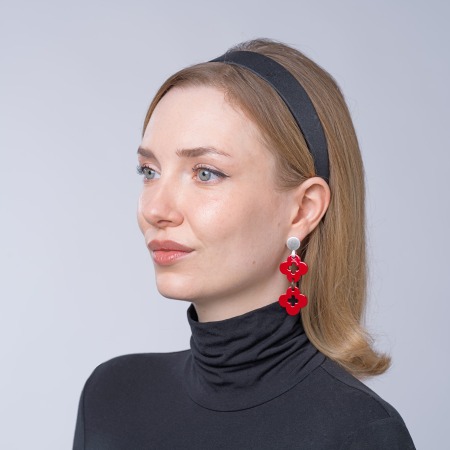 Rote Ohrringe mit Blume Anhänger aus Horn mit runde Ohrstecker aus Silber aus der Malolo Kollektion von Romy North