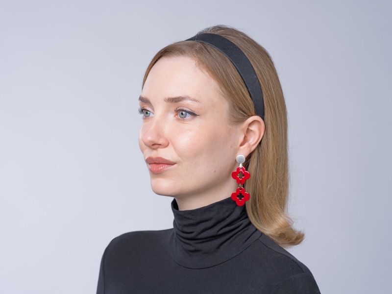 Rote Ohrringe mit Blume Anhänger aus Horn mit runde Ohrstecker aus Silber aus der Malolo Kollektion von Romy North