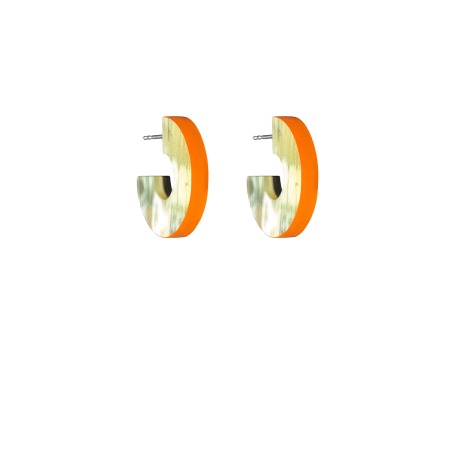 Kleine runde Ohrringe aus Horn mit orangem Streifen mit Ohrstecker von Romy North