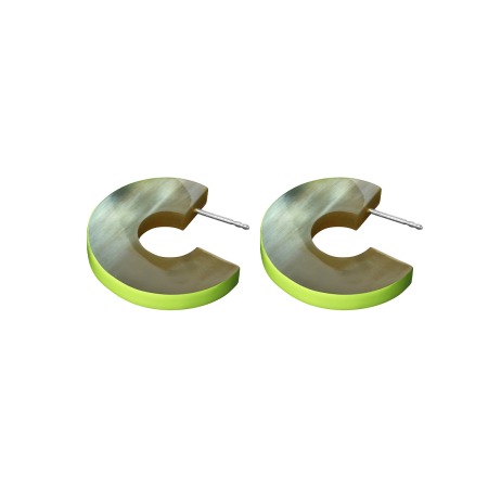 Runde Ohrringe aus Horn mit grünem Streifen von Romy North