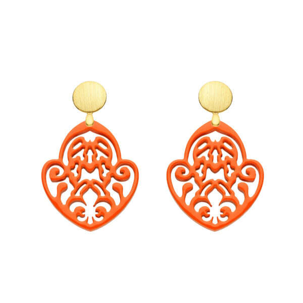 Geschnitzte Ohrringe Damen in Orange aus Horn mit matte Goldstecker von Romy North