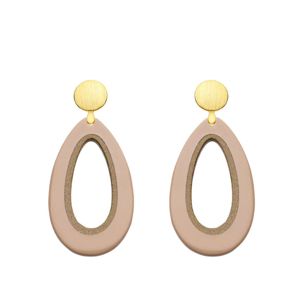 Traumhafte Ohrringe Tropfen in Beige aus Horn mit matten Goldstecker aus der Calala Kollektion von Romy North